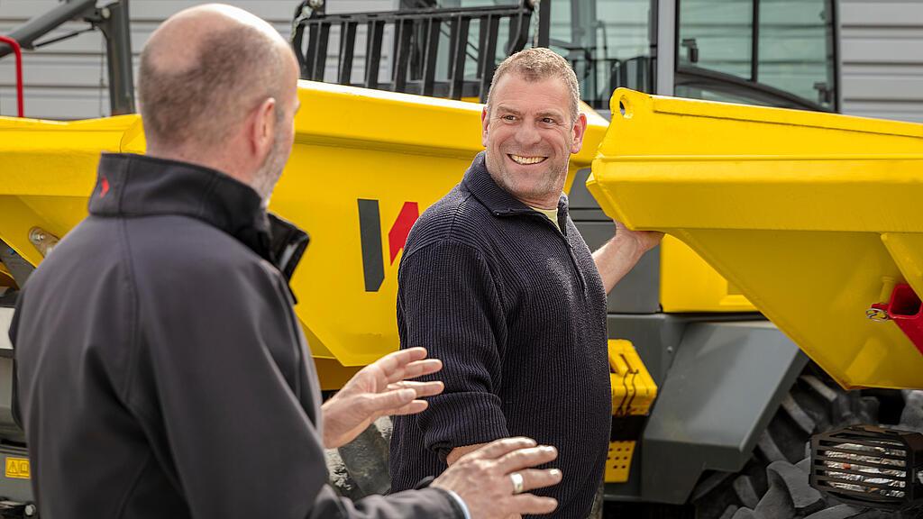 Wacker Neuson medewerkers adviseren een klant