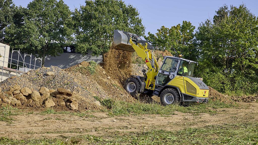 Wheel loader WL950 in action