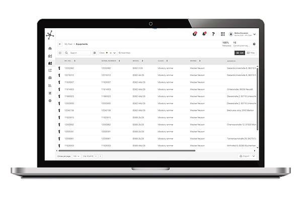 Laptop mit EquipCare Manager Fleet-Ansicht.