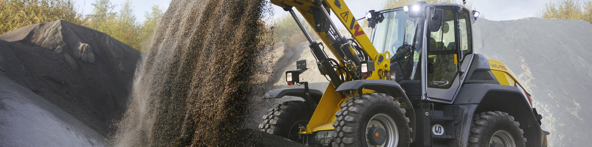 Une chargeuse sur pneus Wacker Neuson en action.