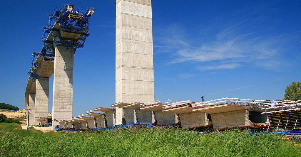Lange betonnen fundering in fabriekshal.