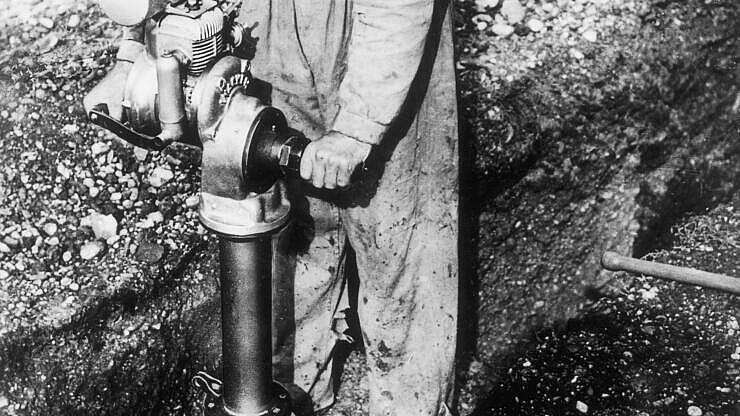 Historischer Stampfer mit Verbrennungsmotor im Einsatz.