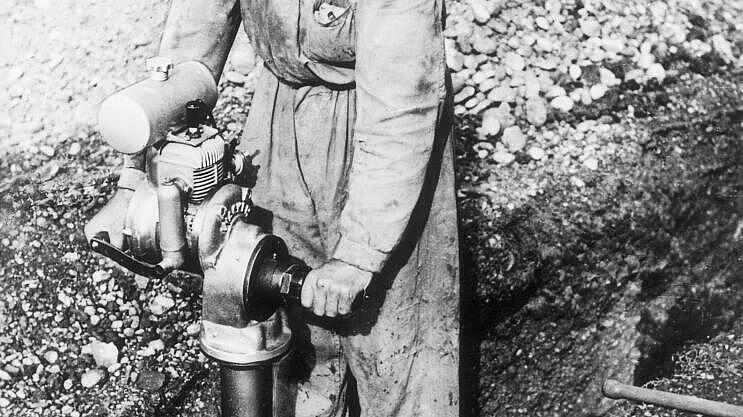 Historischer Stampfer mit Verbrennungsmotor im Einsatz.