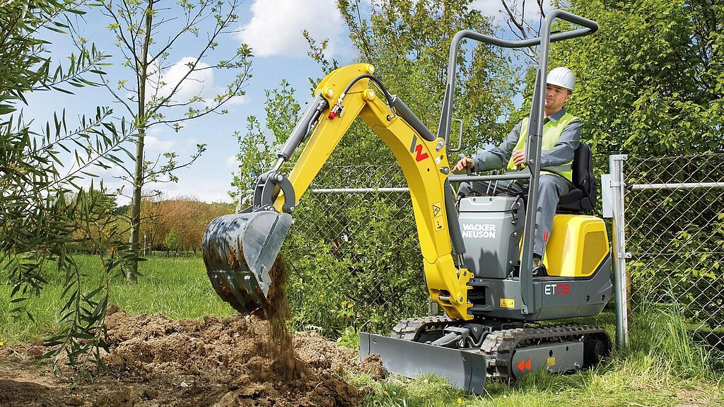 Wacker Neuson mini excavator ET08 in action