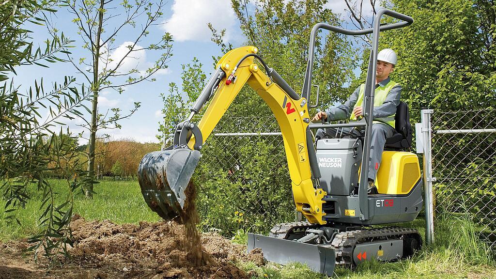 Wacker Neuson mini excavator ET08 in action