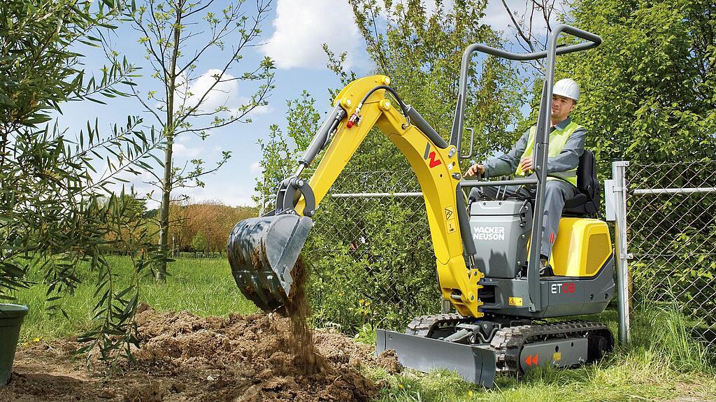Wacker Neuson mini excavator ET08 in action