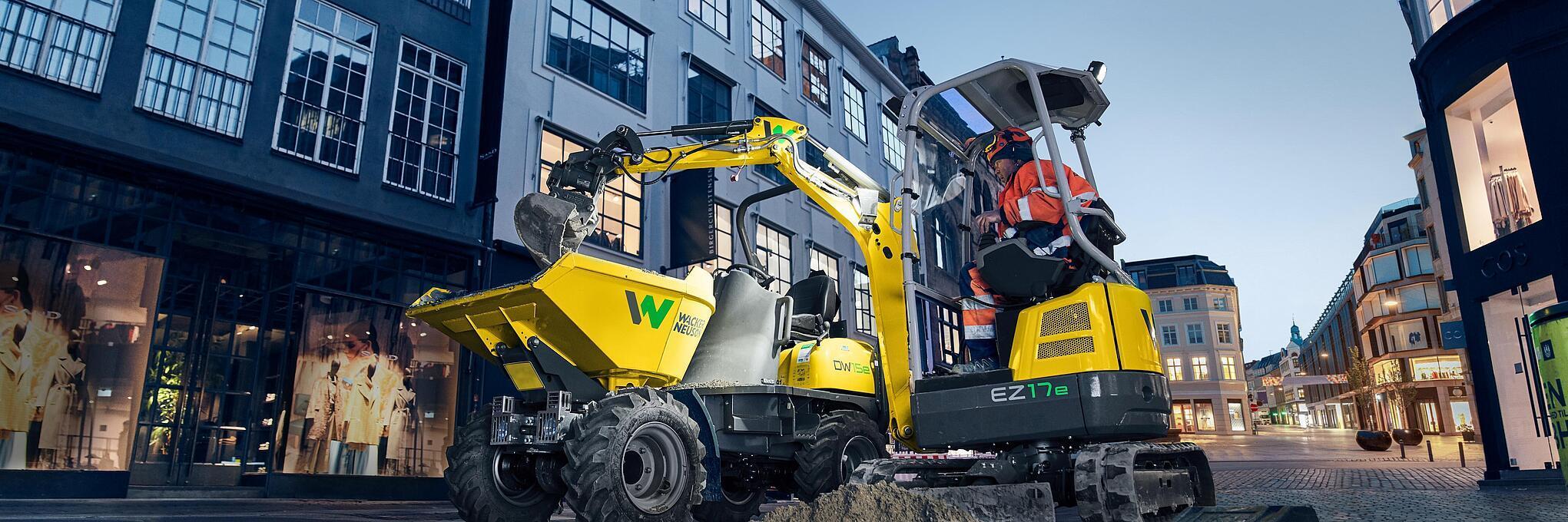 Wacker Neuson Zero Tail-graafmachine EZ17e in actie op een bouwplaats in de stad.