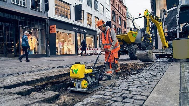 Vorwärtslaufenden Vibrationsplatten der zero emission Reihe im Einsatz auf einer Baustelle in der Stadt.