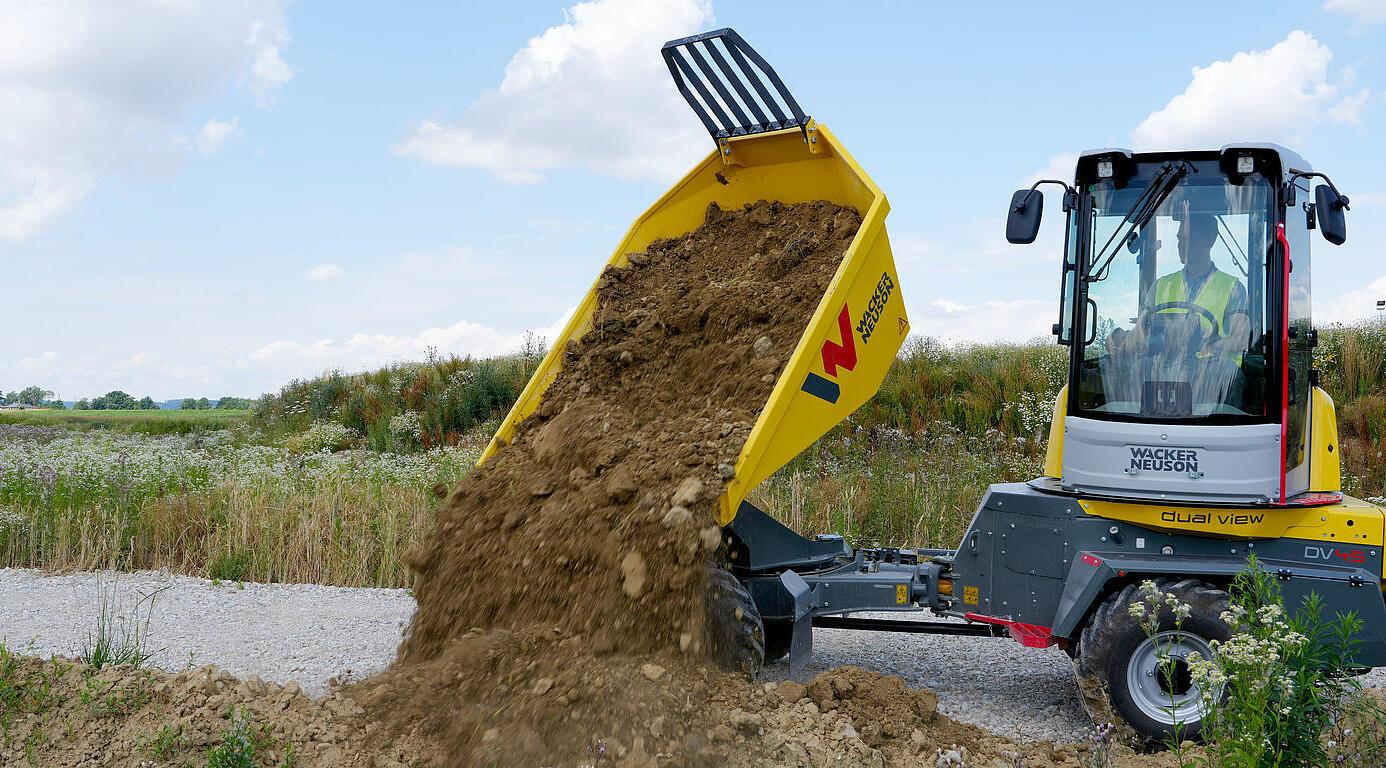 kiepwagen met draaibare stoel op een bouwplaats