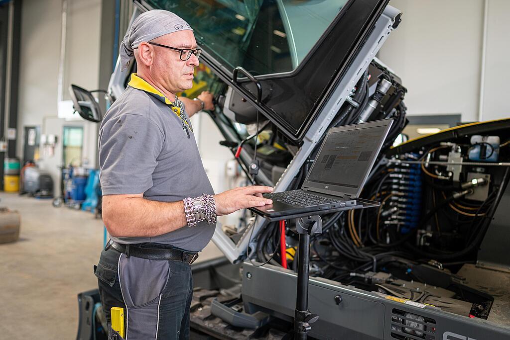 wacker neuson mitarbeiter prüft maschine