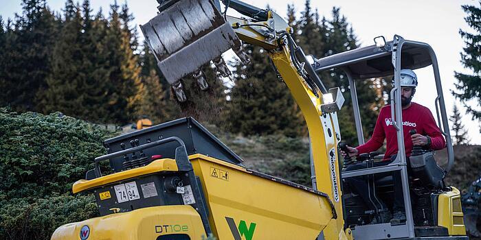 Bagger EZ17e und Kettendumper DT10e im Einsatz