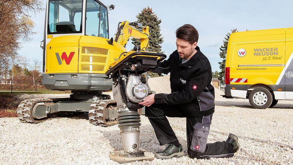 Wacker Neuson Mitarbeiter überprüft Vibrationsstampfer.