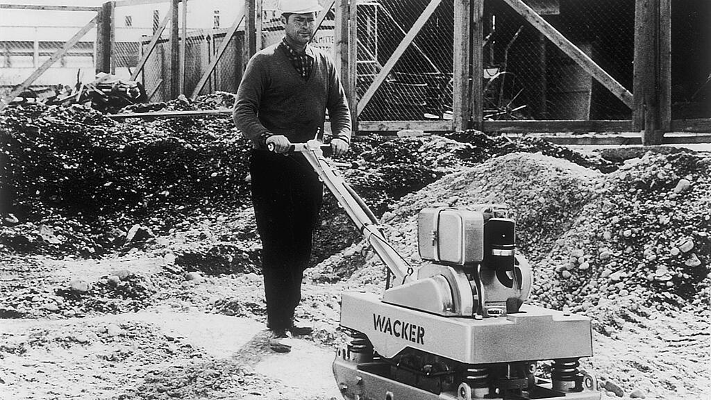 Erste reversierbare Vibrationsplatte DVU im Einsatz.