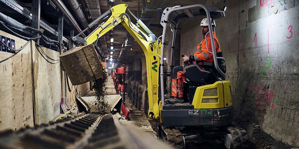 Elektrische graafmachine in actie