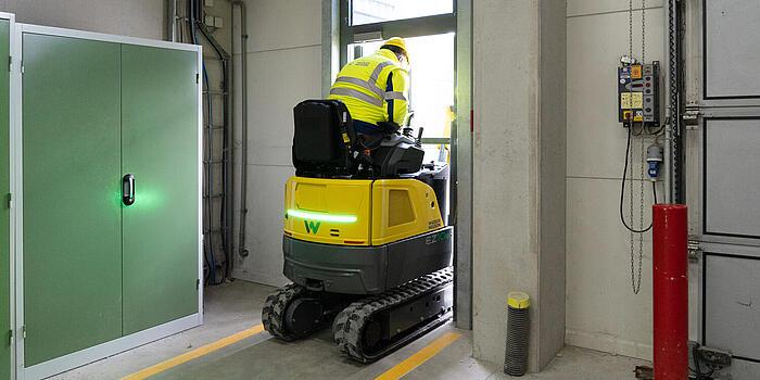 Slim, light and no emissions: The new EZ10e mini excavator from Wacker Neuson for a safe working environment in the most confined spaces.