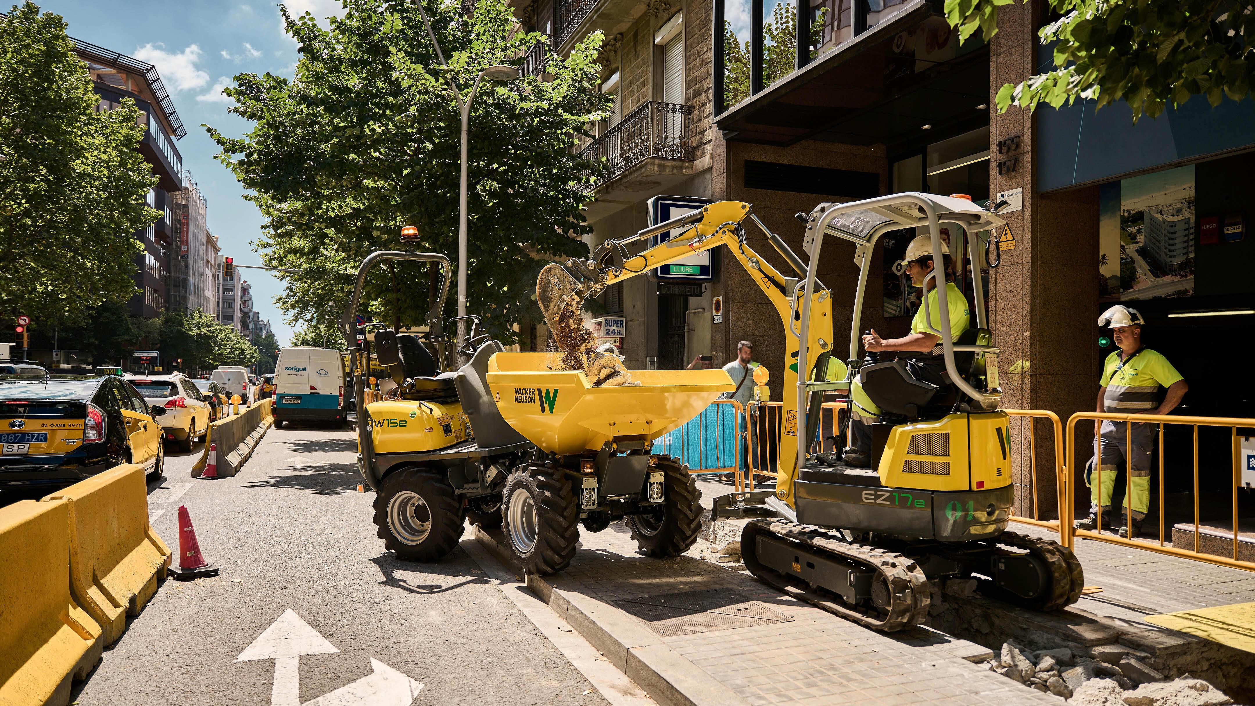 Elektrodumper DW15e und Zero Tail Kettenbagger EZ17e auf der Baustelle im Einsatz