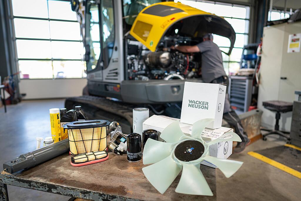 verschiedene wacker neuson ersatzteile in der werkstatt