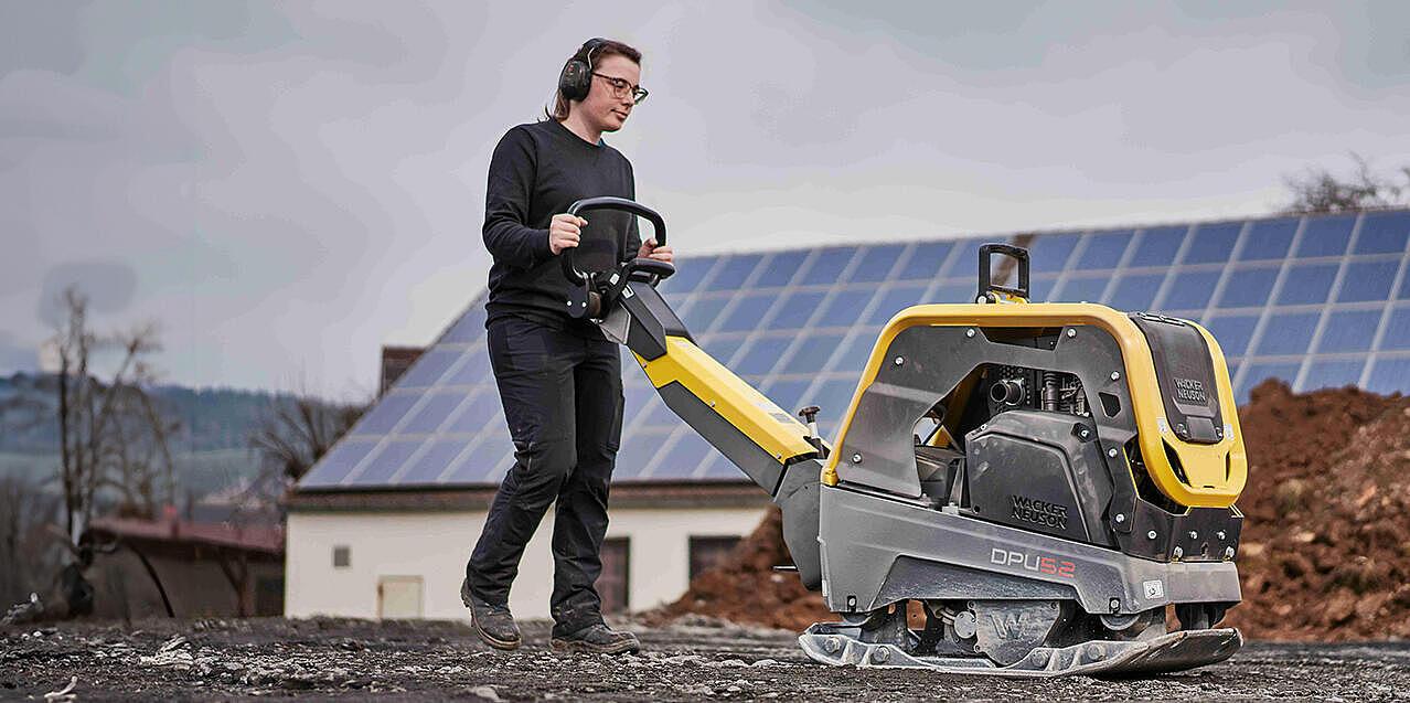 vibratory plate DPU52 on construction site in action