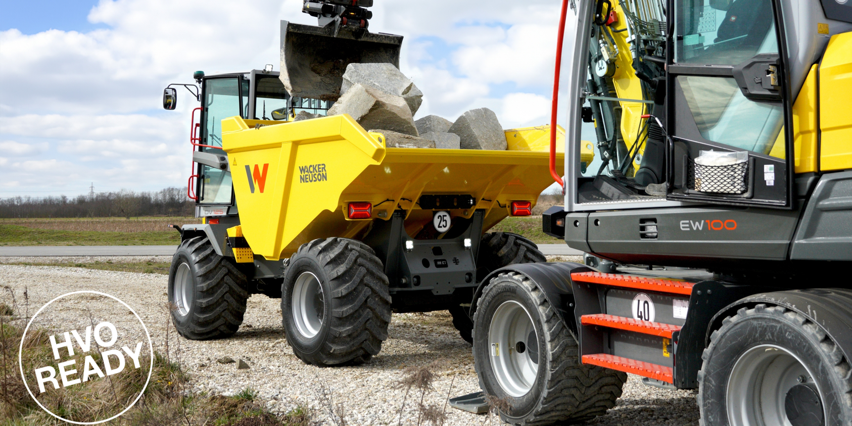 Een graafmachine en een kiepwagen van Wacker Neuson werken samen