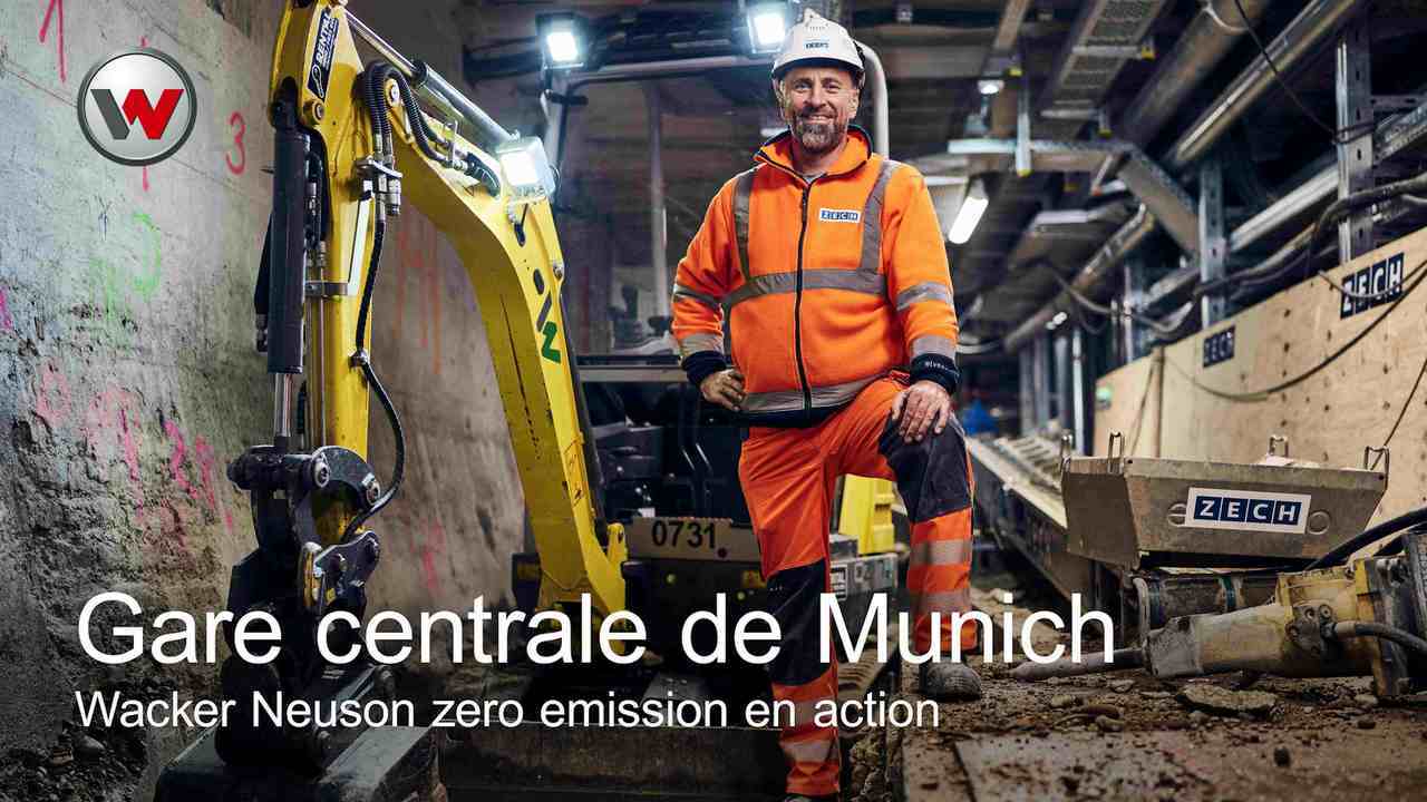 Un homme debout sur un chantier de construction avec un pilon jaune