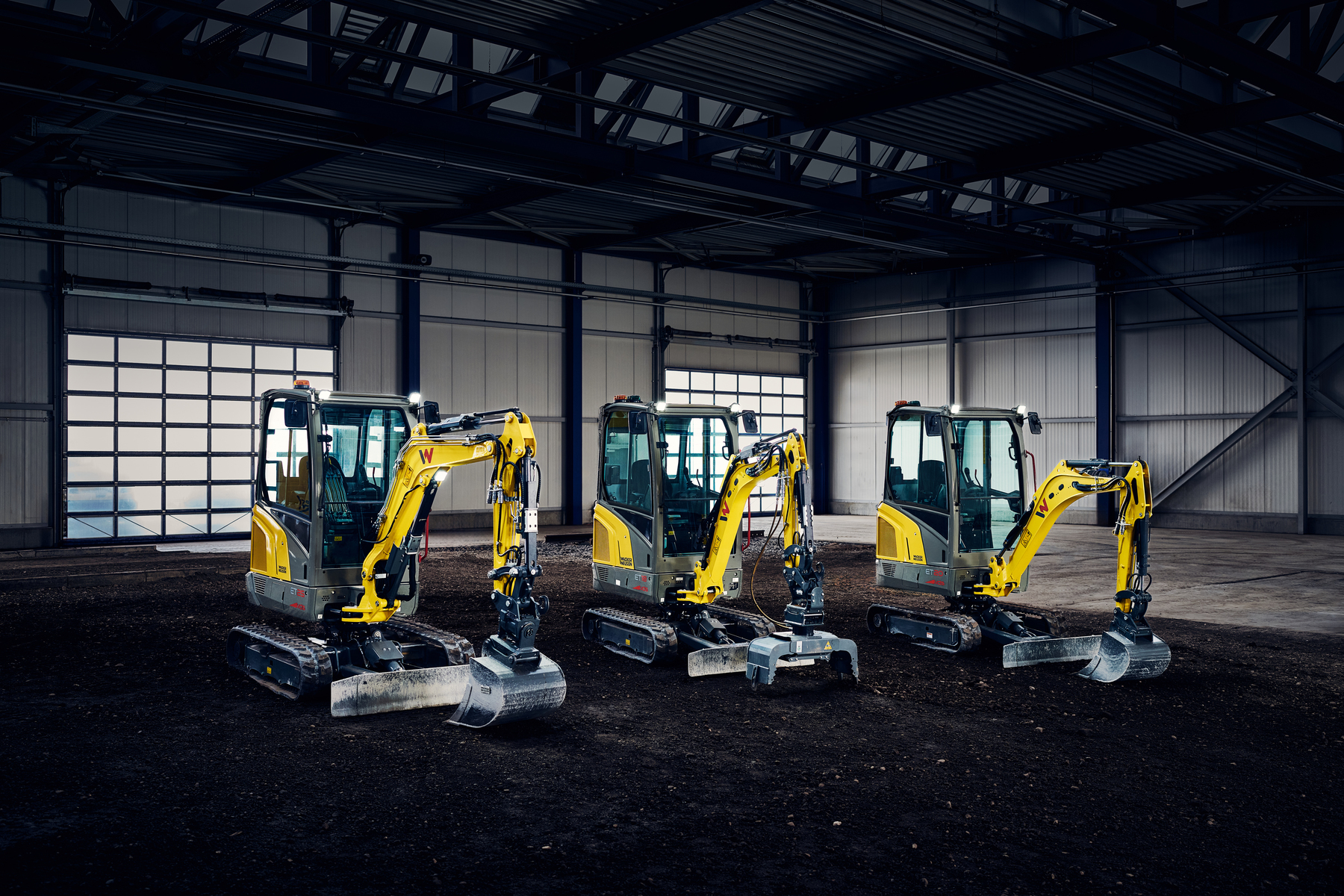 Minigraafmachines in een grote hal